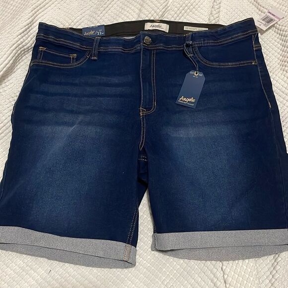 NWT- Angels - 22W. 360 Sculpt Bermuda - Picture 1 of 8